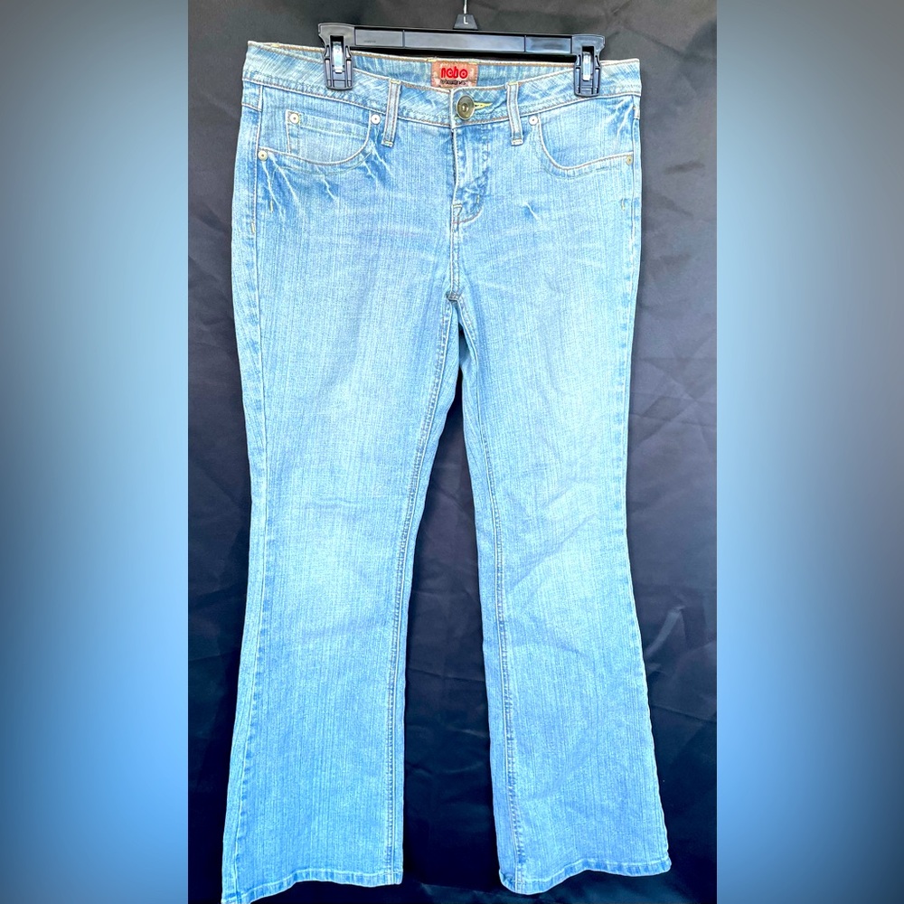 No boundaries jeans-size 11. Light stone wash flare, with studded back pockets
